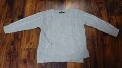 試着のみほぼ新品グレー ケーブルニットセーター