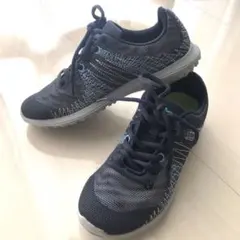 美品 極軽量スニーカー