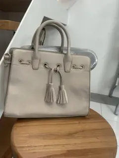 ベージュ ショルダーバッグ タッセル付き