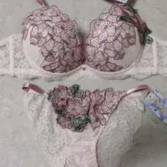 新品 ☆ ラブジェリー D75 可憐に盛る 寄せ上げ 谷間 ブラ＆ショーツ 花柄のサムネイル