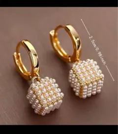 パールビーズ立方体デザインピアス　カジュアル　エレガント　シンプル