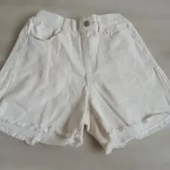 クリーム色 フリンジ裾ハーフパンツ