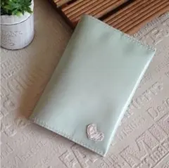 本革  パステルブルーの手帳カバー