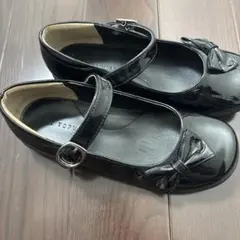 黒いリボン付きフォーマルシューズ