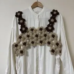 花モチーフのかぎ針編みベスト　ブラウンとベージュ