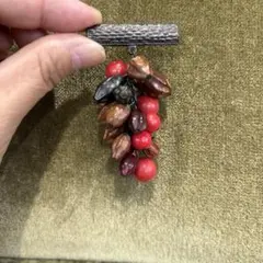 果実ブローチ