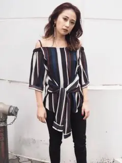 【MURUA】シアーストライプオフショルブラウス