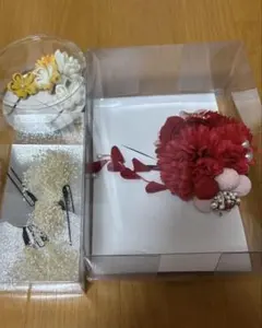 赤色や黄色の花の髪飾り