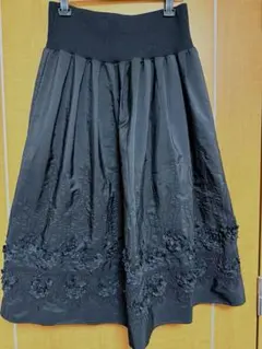 【お値下中】美品✨花柄刺繍フレアスカート✨ ミドル丈ブラック M-L