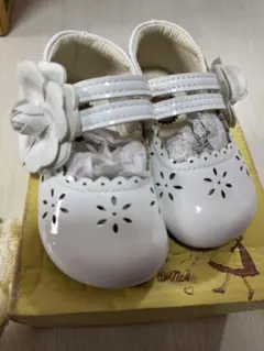 ホワイト フォーマルシューズ 花飾り付き　14cm