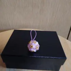 ハンドメイド　ピンク・金色ビーズ花デザイン ストラップ