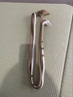 濃いベージュとホワイトの帯締め