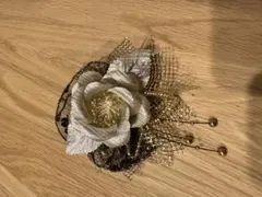 エレガントな花デザインのブローチ