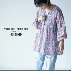 美品♡Ｆ　ザ　シンゾーン　ホリブラウス フラワープリントギャザーブラウスのサムネイル