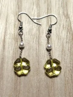 イエロー四葉のクローバーピアス