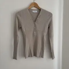 シンプリシテェの薄手ニットTシャツ