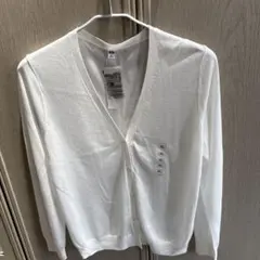 夏、白のカーディガン