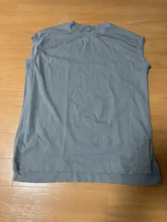 グレー ノースリーブ タンクトップ