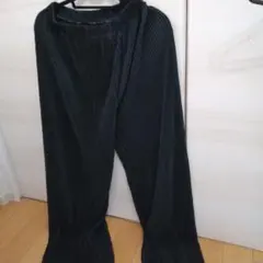 黒いプリーツワイドパンツ シンプル ブラック 黒 ウエストゴムでフリーサイズ