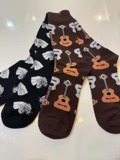 2足セット　茶系ギターと黒地の虎のデザインソックス