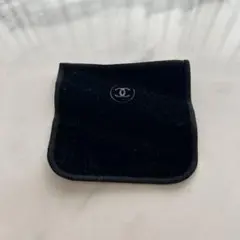 シャネルのアイシャドウが入っていたケースになります。