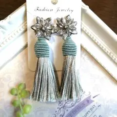 タッセル付き花モチーフビアス/イヤリング(ハンドメイド)