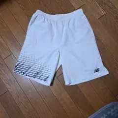 New Balance ホワイトショートパンツ