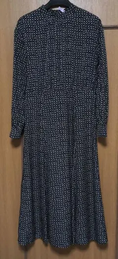 ナチュラルビュティーベーシック ワンピース　ネイビー×柄