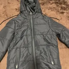 黒のキルティングダウンジャケット