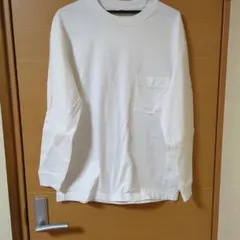 ユニクロ　ホワイト 長袖Tシャツ ポケット付き