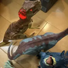 恐竜フィギュアセット（目が光る）