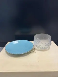 花柄カップと青色ソーサーセットお皿3枚とコップ5個