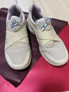 スケッチャーズストラップ付きスニーカー クリーム色