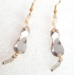 ふりふり尻尾の三毛猫ピアス　グレー　アメショー　サバトラ