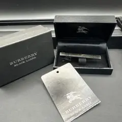 【箱・タグ付】バーバリーブラックレーベル ネクタイピン ガンメタリック ロゴ刻印