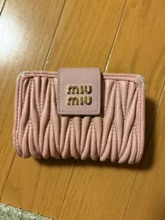 ⚠️3時間限定お値下MIU MIU マテラッセ 二つ折り財布 ピンク海外ノベルティのサムネイル