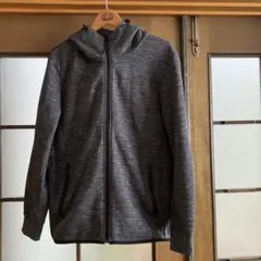 ユニクロ　フルジップフード付き グレー パーカー