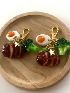 照り焼きチキン　目玉焼き　ブロッコリー　食品サンプル　ミニチュアフード　チャーム