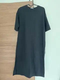 GU ジーユー スリットTワンピース (五分袖)