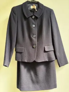 オンワード樫山の紺色スーツ