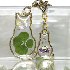四つ葉のクローバー&親子猫ボタニカルゴールド　レジンキーホルダー　ハンドメイド