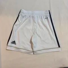 adidas ホワイトショートパンツ　キッズ 130㎝