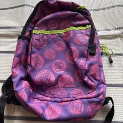 円形ロゴデザインのリュック