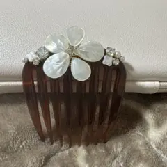 COMPLEX BIZ ホワイト系フラワーモチーフのブラウンコーム