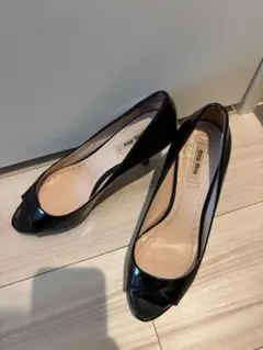 5200→4000変更miu miu エナメル オープントゥ パンプス ブラックのサムネイル