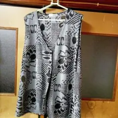グレーと黒の花柄ノースリーブベスト4L