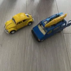 サーフボード付きミニバンと黄色い車のセット