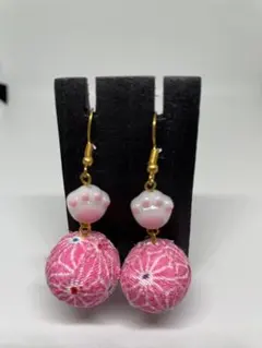 ピンク色のちりめん玉と肉球ビーズを使ったピアス