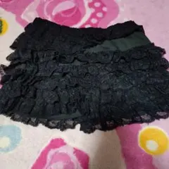 フリル付き黒レースショートパンツ