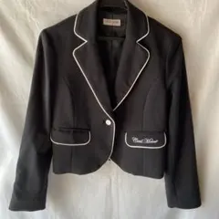 黒いクロップドブレザー 白いパイピング付き